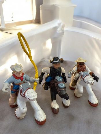 Lot de 3 figurines Fisher Price Great Adventures Western Town (1996) sur leurs chevaux