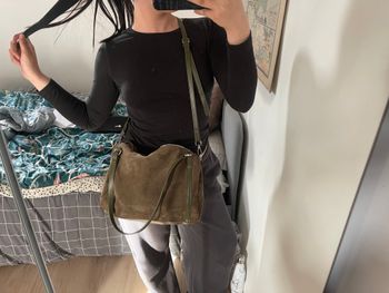 Sac vert en daim – porté épaule ou bandoulière – hyper pratique
