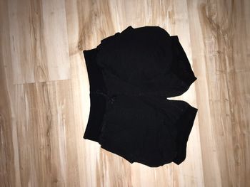 Short noir avec poche sur les côtés