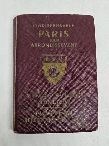 "Guide général de Paris. Répertoire des rues avec indications de la plus proche station du métro"