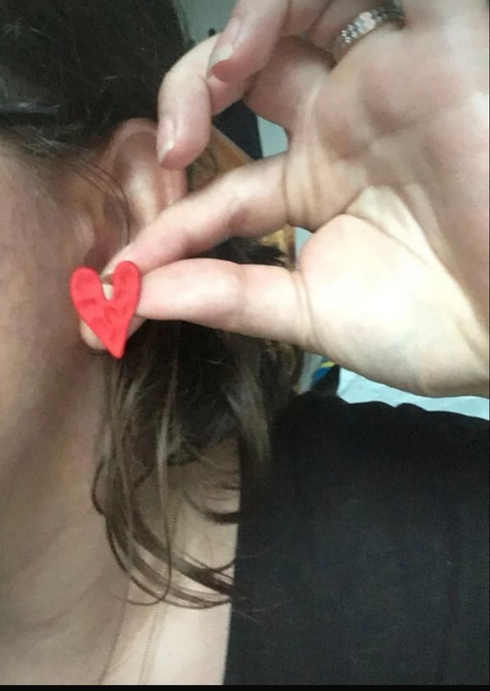 Boucles d’oreilles NEUVES femme forme de cœurs ♥️ effet martelé couleur rouge matte - photo numéro 2