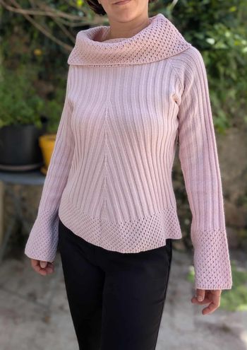 Pull vintage rose pâle grand col roulé et manches évasées