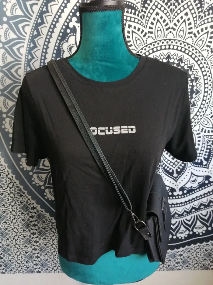 Tee-shirt noir crop top à message focused / fb sister / (L)