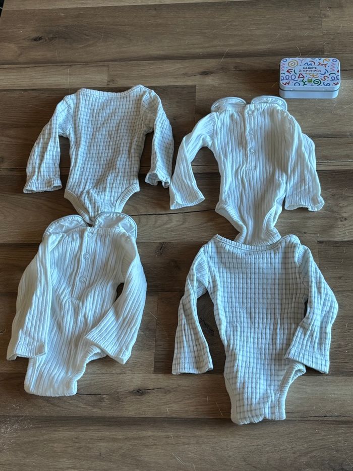 Je vend un lot de 4 body bébé très bon état - photo numéro 2