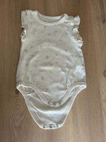 body manche volantée avec petites fleurs taille 3 mois