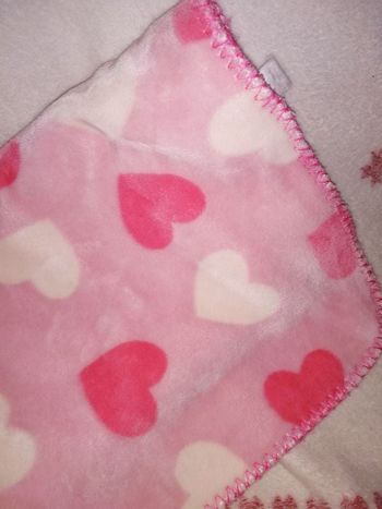 Couverture bébé rose à cœurs