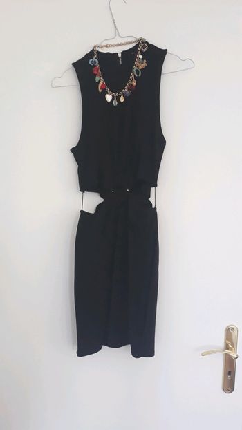 Robe moulante avec découpes a la taille