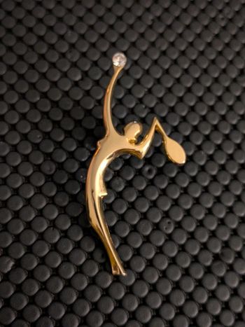 Pin's Tennis dorée 🎾 femme signé Butsch