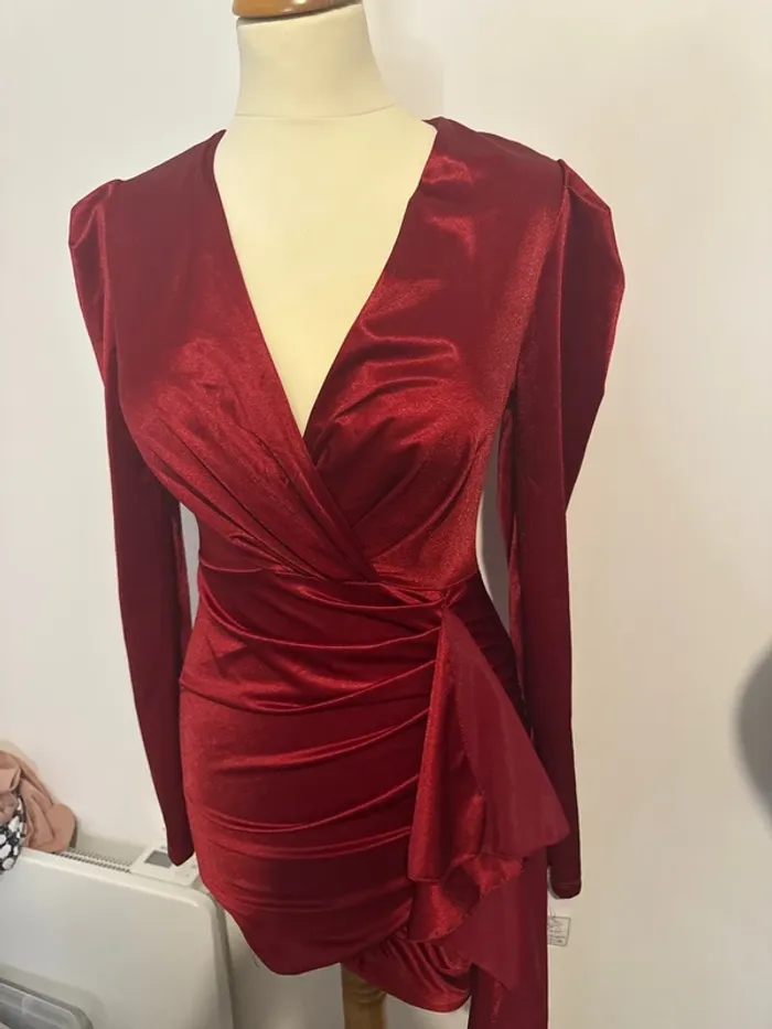 Robe femme rouge satinée - Taille S/M - Pineapple Moda - Neuve avec étiquette - photo numéro 2