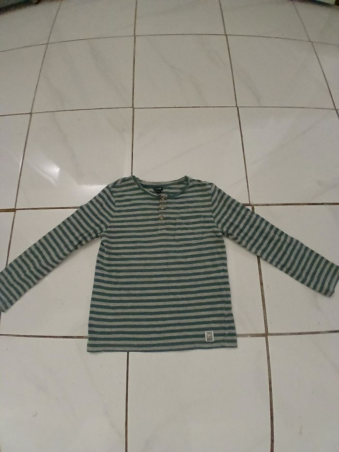 Pull fin en coton garcon taille 8 ans marque kiabi a rayure gris vert