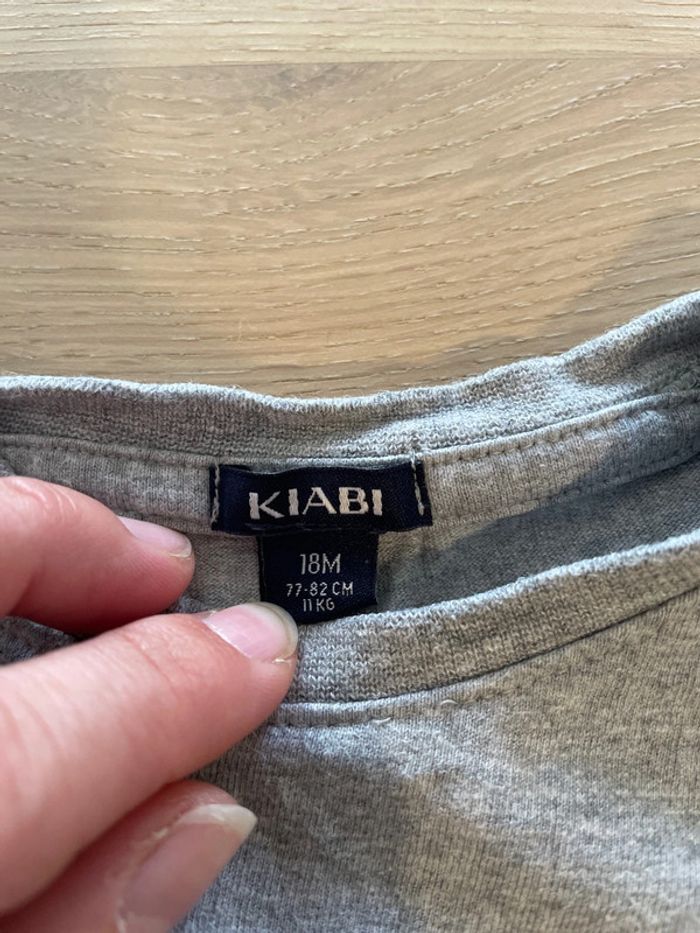 T-shirt manches longues gris kiabi 18 mois - photo numéro 2