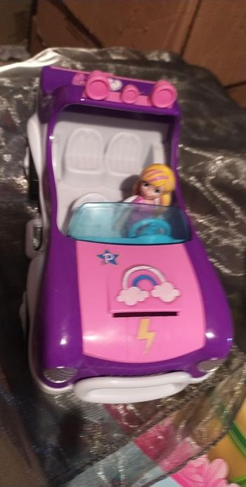 Voiture et sa Polly pocket