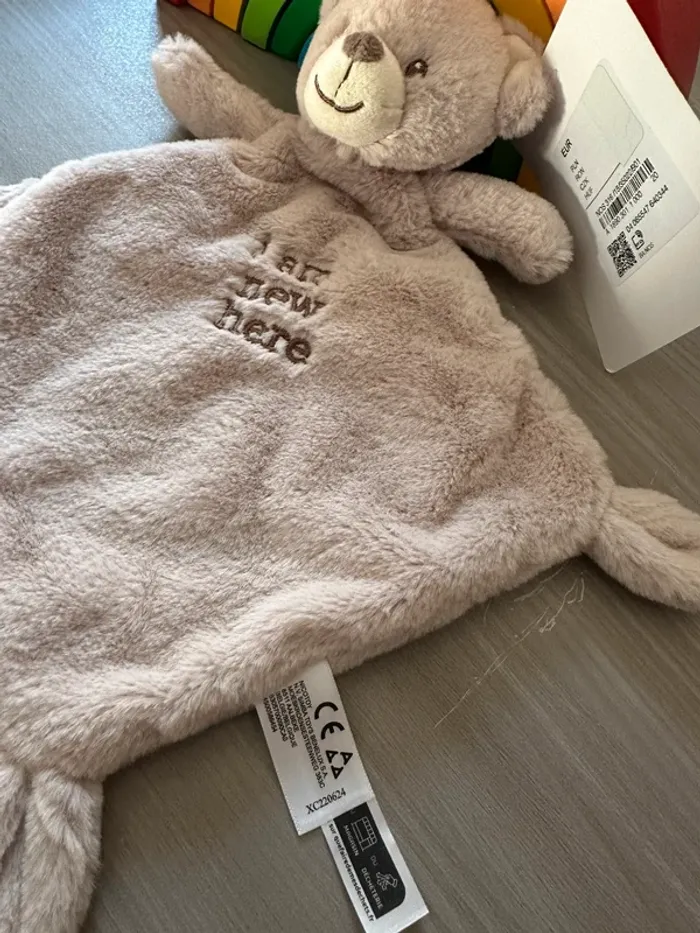 Doudou plat Ours beige crème "I am new here" nicotoy C&A - photo numéro 3