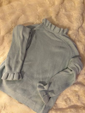 Pull bleu col et blanche bouffantes
