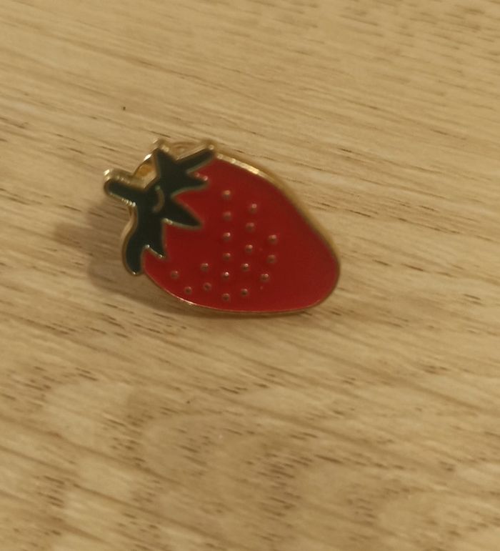 Pin's fraise - photo numéro 2