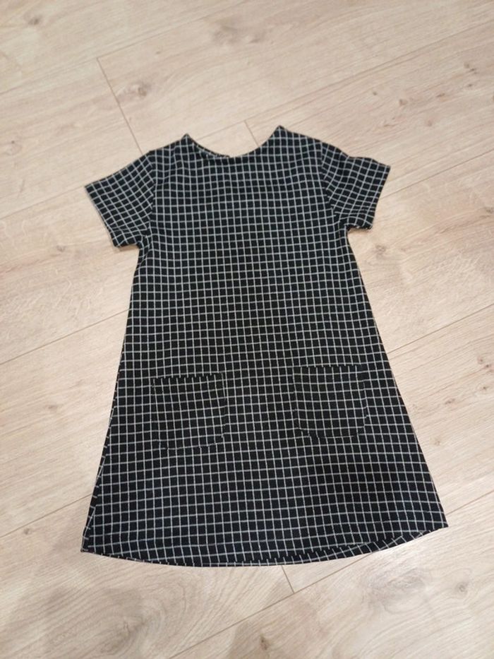 Petite robe noir 4ans neuve.