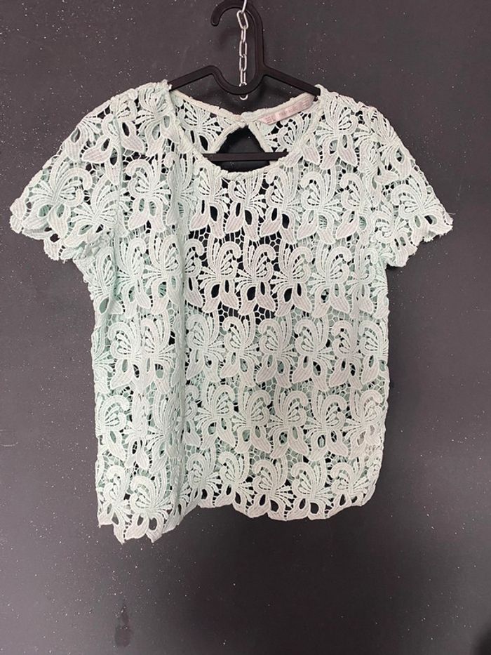 Top dentelle grande ouverture dans le dos