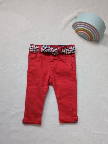 Pantalon rouge avec ceinture à motif