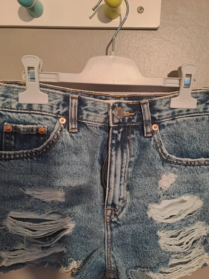 Short en jean troué bleu - Marque Pull&bear - Taille 34 - Parfait état. - photo numéro 3