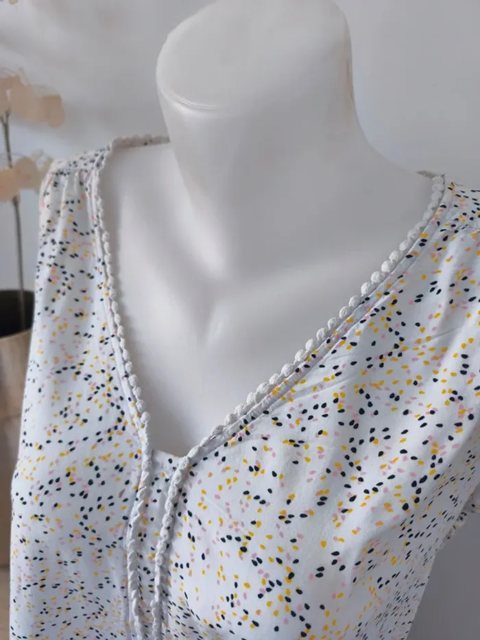 Blouse manches courtes décolleté V - photo numéro 2