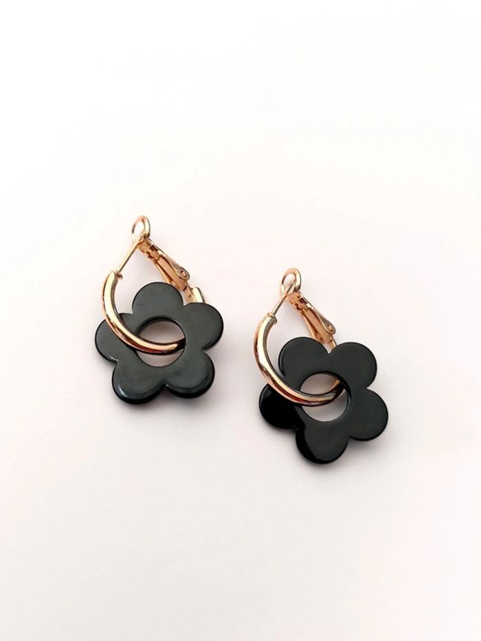 Mini créoles fleurs noires  - acier inoxydable  - tendance bohème - photo numéro 4