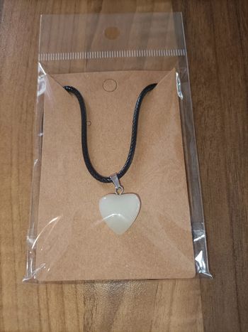 Collier neuf pendentif pierre coeur crème
