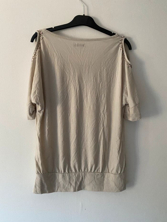 Tee-shirt beige à épaule nue - photo numéro 2