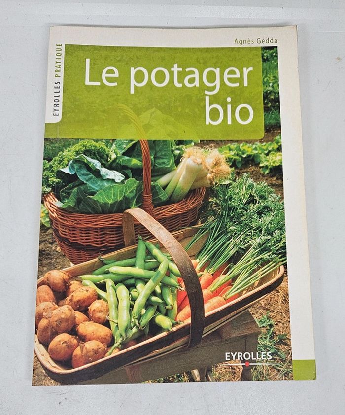 "Le potager bio".
216 pages.
Eyrolles.
ISBN : 978.2.212.54602.6