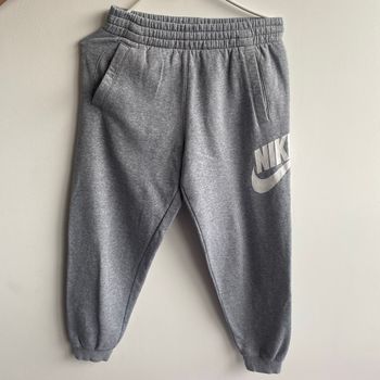 Pantalon Nike gris – confortable et stylé