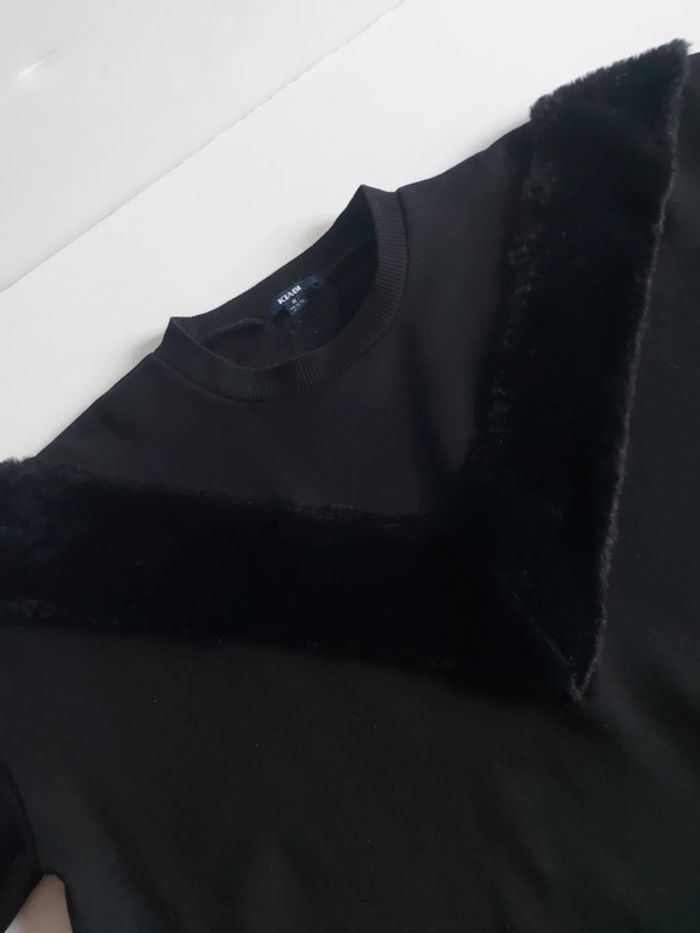 Sweat noir avec fourrure en V sur le devant peu porté taille M - photo numéro 3