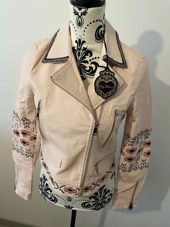 Veste blouson rose clair similicuir motif broderie noir et rose foncé neuf Only Fashion taille S - photo numéro 5