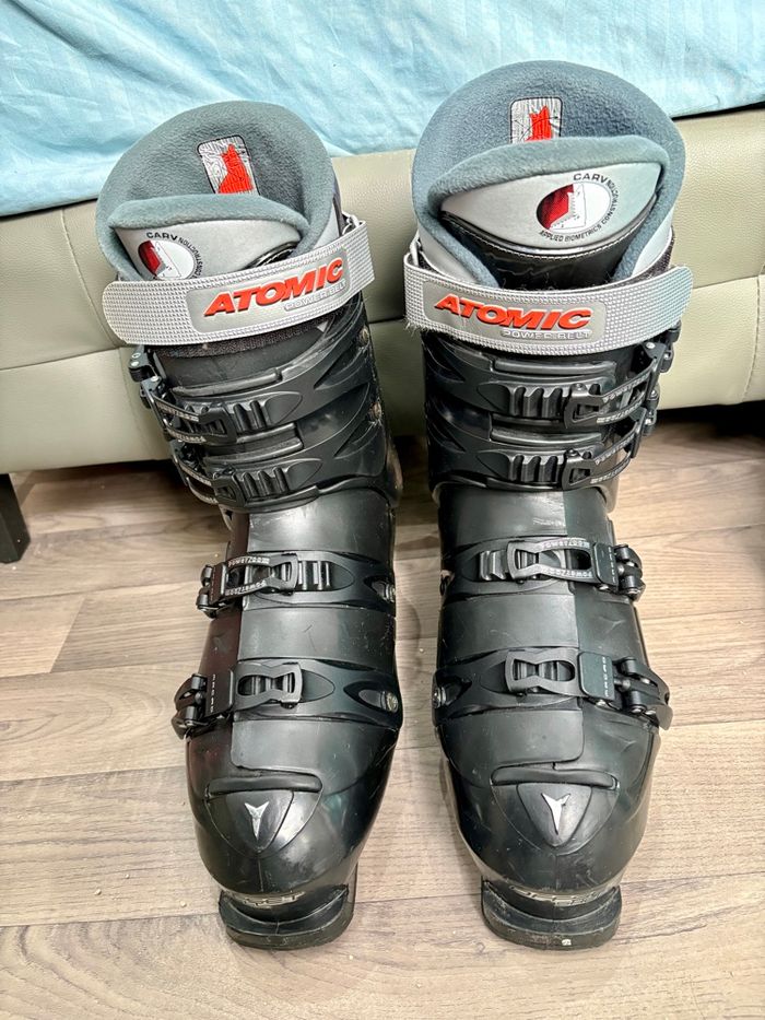 Paire de chaussures de ski noir Atomic Betaflex Quechua Décathlon modèle 9.05 ISO 5355 avec housse de rangement et notice - Taille 45
