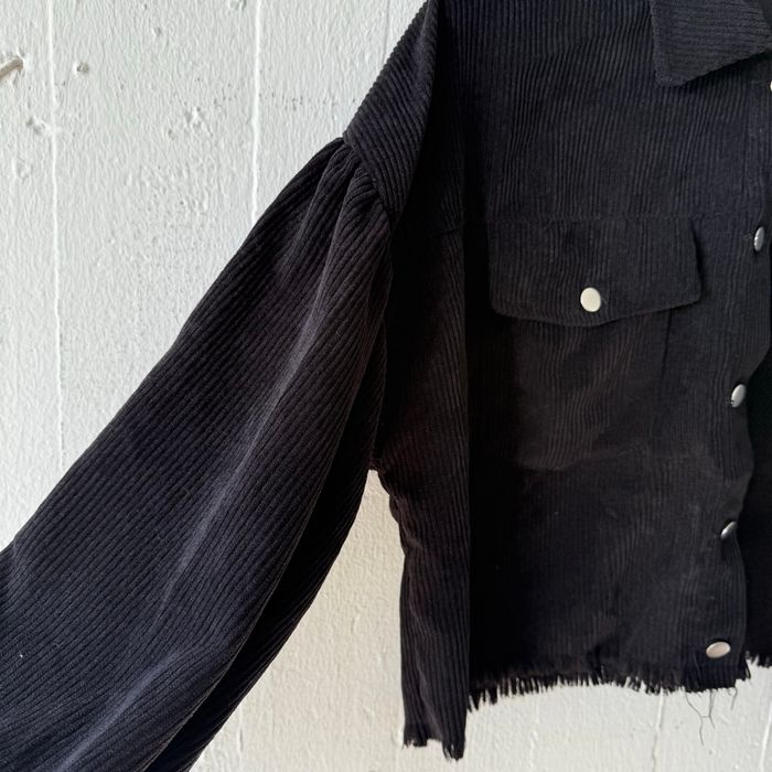 Veste velours noire à bords bruts  Manches amples bouffantes - photo numéro 4