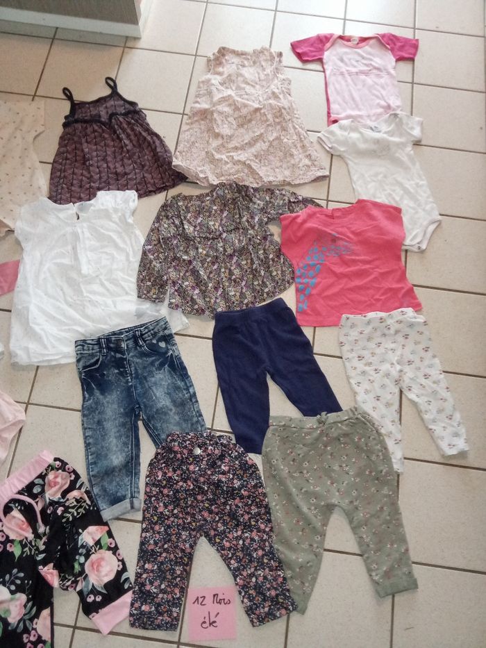 Lot de 17  vêtements bébé fille 12  mois, mi saison été, robes, jean, leggings, blouse etc.. - photo numéro 3
