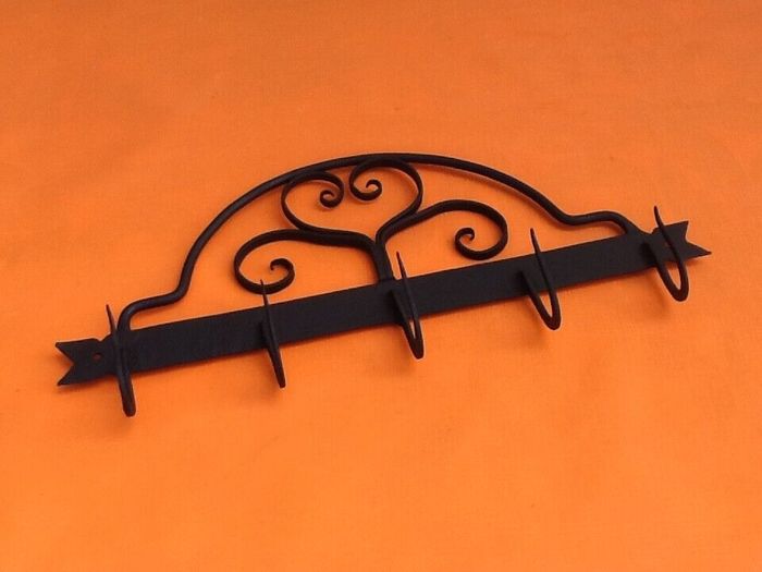 Support mural XIXème à Cochonnaille (XIXème) Fer forgé à décor motifs de volutes - photo numéro 2