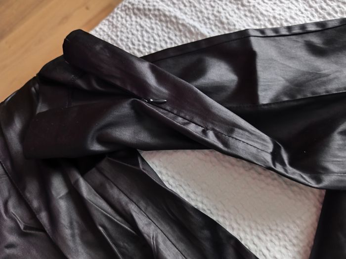Pantalon noir légèrement brillant. T 42. Coton et polyester. - photo numéro 3