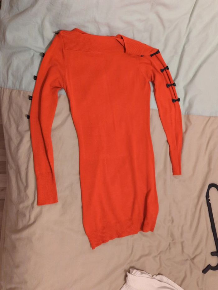 Robe rouge avec détails noeuds noires - photo numéro 9