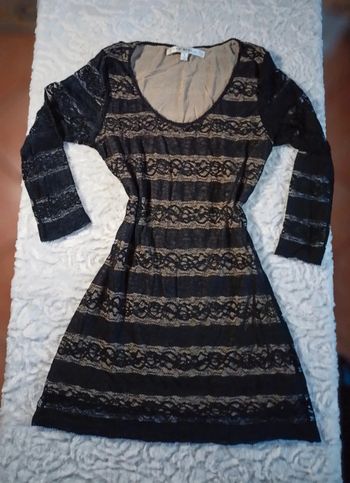 Robe en dentelle noire et nude taille 36