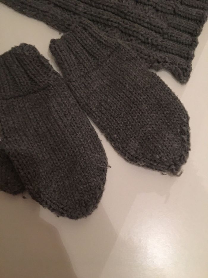 Lot bonnet avec visière moufles et gants Vertbaudet taille 2/3 ans - photo numéro 2