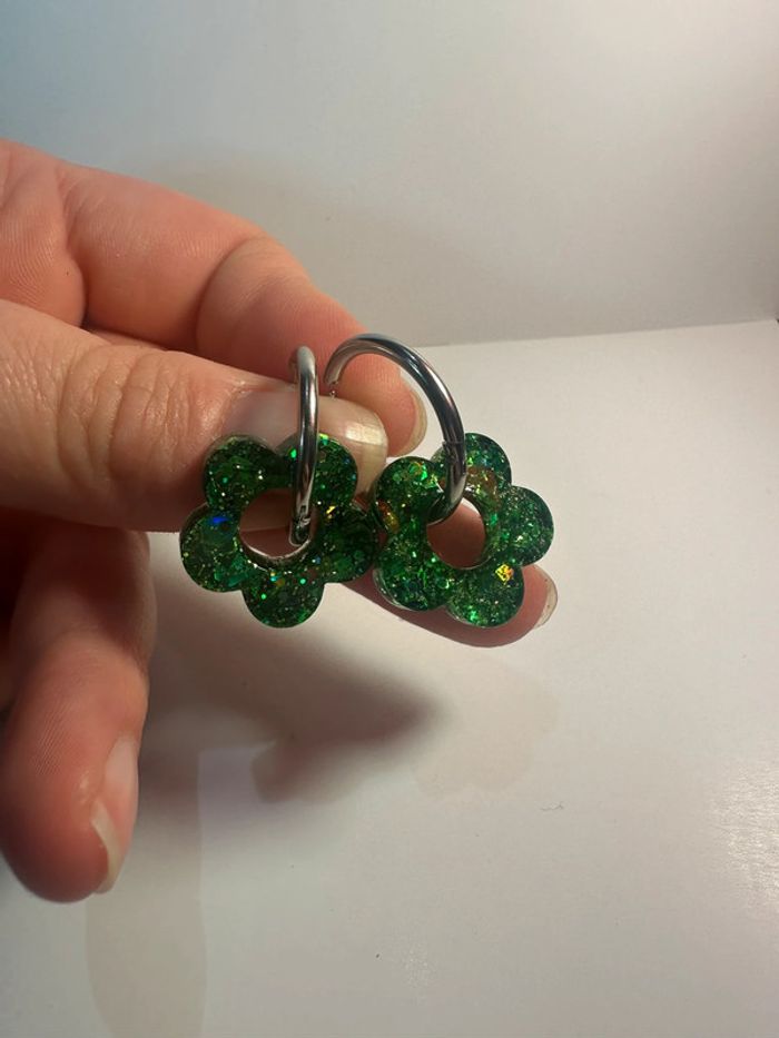 Créoles fleurs résine vertes - photo numéro 5