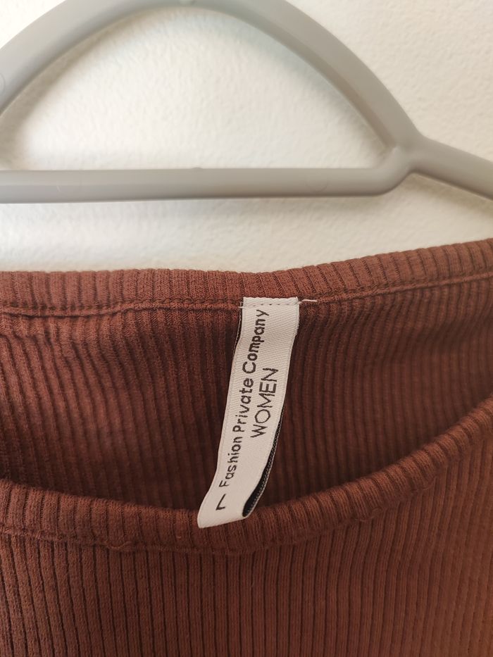 22 – Crop top côtelé marron – Basique canon & comfy 👚 - photo numéro 3