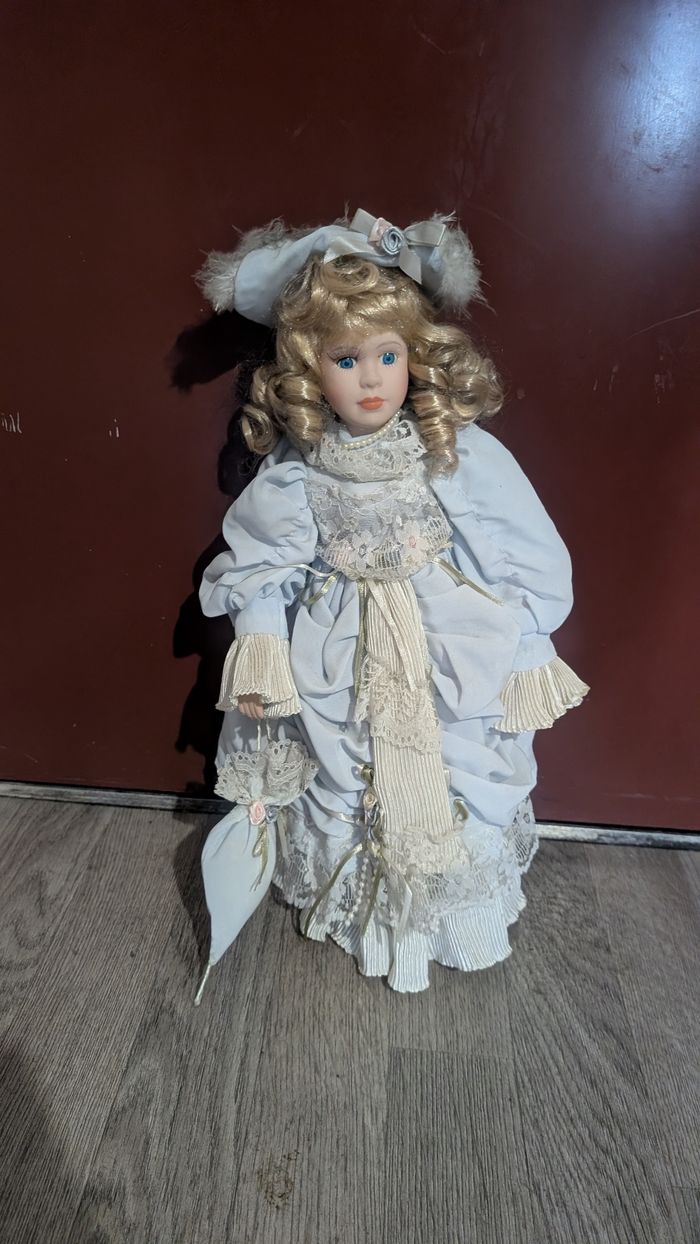 Poupée en porcelaine - photo numéro 7