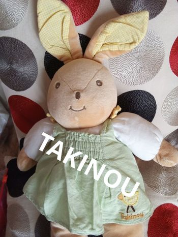Doudou peluche lapin Takinou beige marron robe verte oiseau brodé vintage ancien tissu vichy jaune blanc intérieur oreilles en posture debout bras blancs lapine  d'occasion