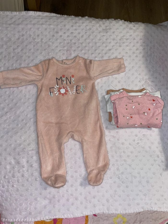 Lot 1 mois bébé fille bodies et pyjama