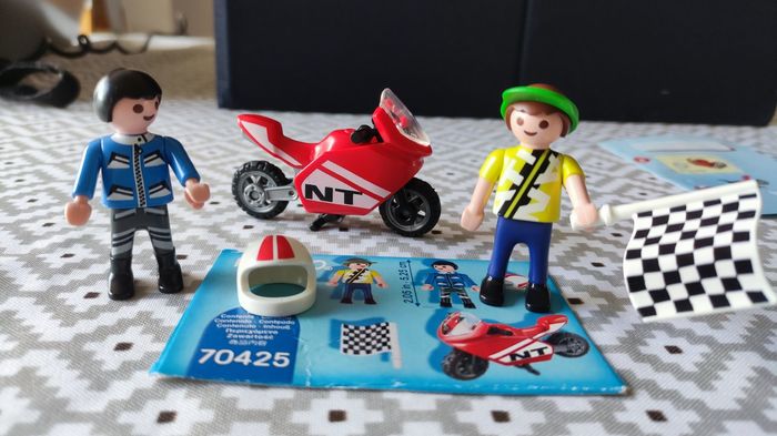Deux enfants avec Moto de course PLAYMOBIL complet (sans boîte) - photo numéro 2