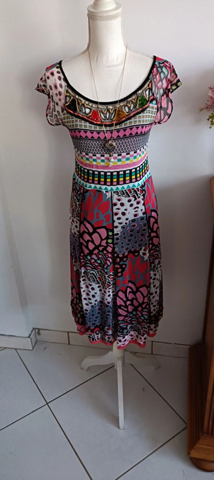Jolie robe colorée avec perles brodées