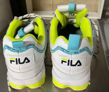 Paire de basket couleur blanche bleu et verte bon état taille 35 marque fila