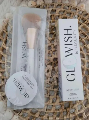 Fond  de  teint + pinceau  Huda  Beauty  neuf