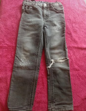 Jeans troué a tâche blanche