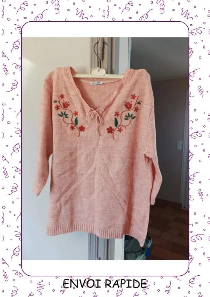 Pull rose Damart avec broderie au niveau du col